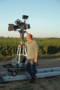 Cédric Klapisch au coeur des vignes de Meursault, pour son prochain film "Le vin et le vent" (DR)