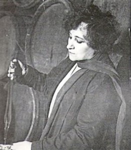 Colette prélevant du vin dans une barrique