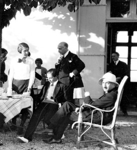 F. Mauriac avec famille et amis.