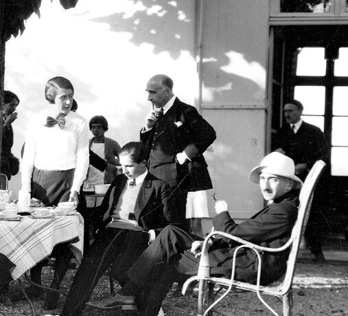 F. Mauriac avec famille et amis.