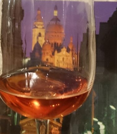 Le petit vin rosé de Montmartre : mignon, c'est certain, bon ? Prenez-en un godet, vous vous ferez un idée.