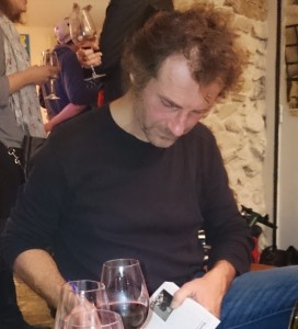 Vincent Walard, vigneron sympathique et vagabond, découvrant son portrait dans "Tronches de vin"... 